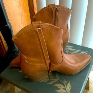 Universal Thread memory foam boots